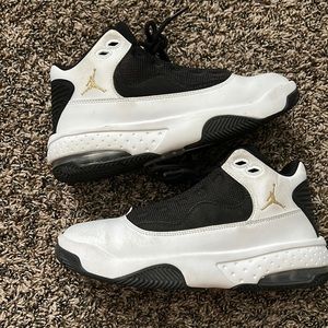 Jordan max aura 2 boys size 4